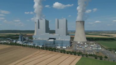 Kuzey Ren-Vestfalya, Almanya 'daki linyit ateşlenmiş elektrik santrali Neurath' ın hava görüntüsü. Enerji şirketi RWE tarafından işletilen bu iki ünitenin her biri 1100 Megawatt 'lık kurulu kapasiteye sahip..