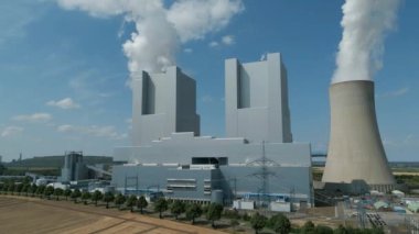 Kuzey Ren-Vestfalya, Almanya 'daki linyit ateşlenmiş elektrik santrali Neurath' ın hava görüntüsü. Enerji şirketi RWE tarafından işletilen bu iki ünitenin her biri 1100 Megawatt 'lık kurulu kapasiteye sahip..