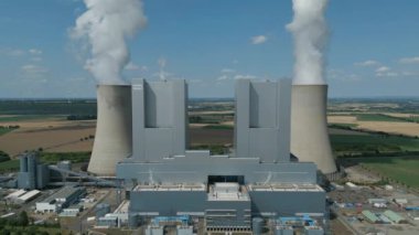 Kuzey Ren-Vestfalya, Almanya 'daki linyit ateşlenmiş elektrik santrali Neurath' ın hava görüntüsü. Enerji şirketi RWE tarafından işletilen bu iki ünitenin her biri 1100 Megawatt 'lık kurulu kapasiteye sahip..