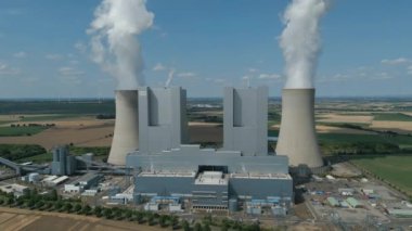 Kuzey Ren-Vestfalya, Almanya 'daki linyit ateşlenmiş elektrik santrali Neurath' ın hava görüntüsü. Enerji şirketi RWE tarafından işletilen bu iki ünitenin her biri 1100 Megawatt 'lık kurulu kapasiteye sahip..