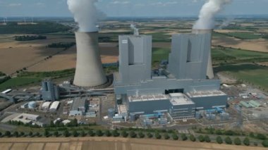 Kuzey Ren-Vestfalya, Almanya 'daki linyit ateşlenmiş elektrik santrali Neurath' ın hava görüntüsü. Enerji şirketi RWE tarafından işletilen bu iki ünitenin her biri 1100 Megawatt 'lık kurulu kapasiteye sahip..