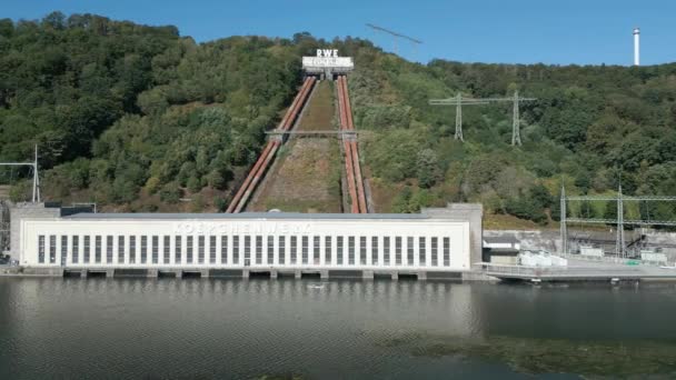 歴史的なケープシェンヴェルクはドイツ初の大型揚水式貯蔵発電所の一つであった 設置容量は153メガワットで 1930年に就役し 1994年に閉鎖された 1985年から1989年の間に新しい発電所Herdeckeが建設された — ストック動画