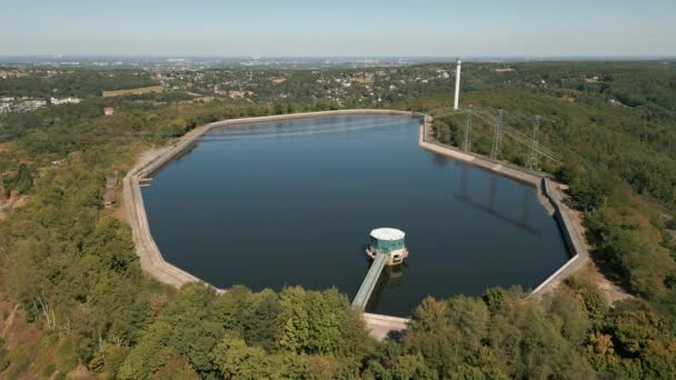 具有历史意义的科普琴维克 Koepchenwerk 是德国首批大型抽水蓄能发电厂之一 它的装机容量为153兆瓦 1930年投入使用 1994年关闭 1985年至1989年间 建造了一座新的发电厂Herdecke — 图库视频影像