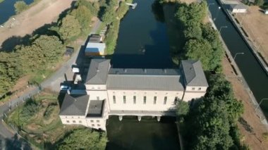 Raffelberg hidroelektrik santrali, Kuzey Ren-Vestfalya 'nın Mlheim an der Ruhr kentindeki iki nehir suyu santralinden biridir. Yılda ortalama 22 milyon kilowatt 'lık standart kapasiteye sahiptir ve 1926 yılında şebekeye bağlanmıştır..