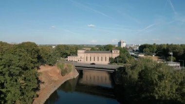 Raffelberg hidroelektrik santrali, Kuzey Ren-Vestfalya 'nın Mlheim an der Ruhr kentindeki iki nehir suyu santralinden biridir. Yılda ortalama 22 milyon kilowatt 'lık standart kapasiteye sahiptir ve 1926 yılında şebekeye bağlanmıştır..