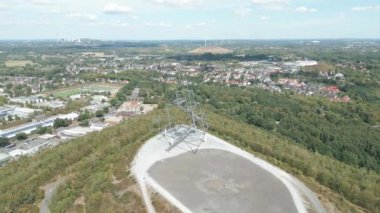 Bottrop 'taki Tetraeder üç taraflı bir piramit şeklinde ulaşılabilir bir izleme terası. Tarihi eser ve heykel Sanayi Mirası Yolu 'nun (Almanca: Route der Industriekultur) bir parçasıdır.).