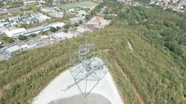 Bottrop 'taki Tetraeder üç taraflı bir piramit şeklinde ulaşılabilir bir izleme terası. Tarihi eser ve heykel Sanayi Mirası Yolu 'nun (Almanca: Route der Industriekultur) bir parçasıdır.).