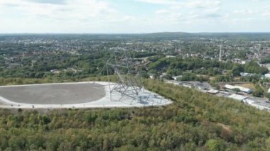 Bottrop 'taki Tetraeder üç taraflı bir piramit şeklinde ulaşılabilir bir izleme terası. Tarihi eser ve heykel Sanayi Mirası Yolu 'nun (Almanca: Route der Industriekultur) bir parçasıdır.).