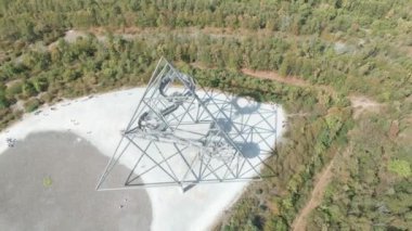 Bottrop 'taki Tetraeder üç taraflı bir piramit şeklinde ulaşılabilir bir izleme terası. Tarihi eser ve heykel Sanayi Mirası Yolu 'nun (Almanca: Route der Industriekultur) bir parçasıdır.).