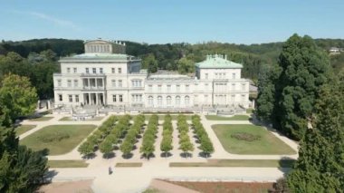 1870-1873 yılları arasında inşa edilen Villa Hgel, 19. yüzyılda Almanya 'nın sanayileşmesinin bir sembolü olarak kabul edilir. Kuzey Ren-Vestfalya 'nın Essen şehrinde yer almaktadır..