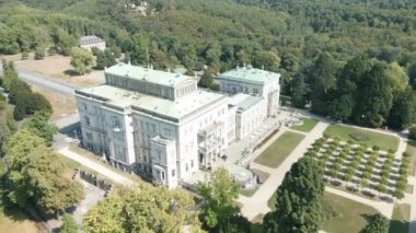 1870-1873 yılları arasında inşa edilen Villa Hgel, 19. yüzyılda Almanya 'nın sanayileşmesinin bir sembolü olarak kabul edilir. Kuzey Ren-Vestfalya 'nın Essen şehrinde yer almaktadır..