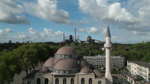 Центральная Мечеть Дуйсбурге Заднем Плане Сталелитейный Завод Центральная Мечеть Является — стоковое видео