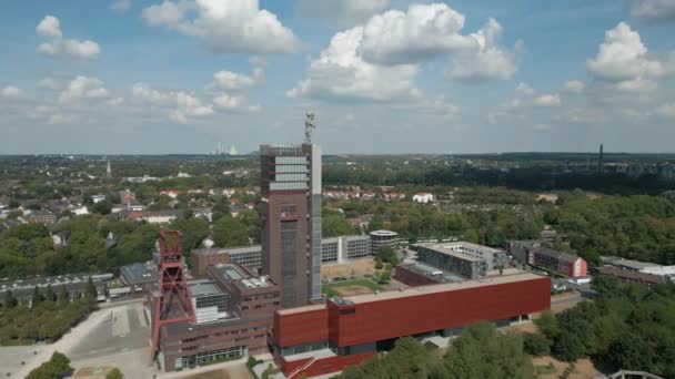 诺德斯坦煤矿 Nordstern Colliery 是Gelsenkirchen的一个前煤矿 现已转变为一个公园 所列的绕组塔顶有一座雕像 Gelsenkirchen的大力士 煤矿是工业遗产之路的一部分 — 图库视频影像