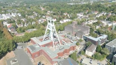 Bochum 'daki Alman Madencilik Müzesi, yılda yaklaşık 365 bin ziyaretçiyle Almanya' nın en çok ziyaret edilen müzelerinden biridir. Burası dünyanın en büyük madencilik müzesi ve yeniden arama tarihini oluşturan bir maden arama tesisidir..