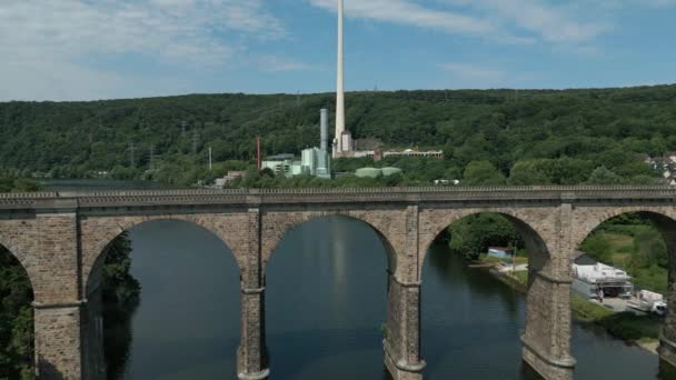 Herdecke市とHagen市の間のRuhr Viaductは 鉄道橋としてRuhr川を渡っています 線路は高さ30メートル 長さ313メートルのルール川を横断している ビアドゥクトは1879年から運営されています — ストック動画