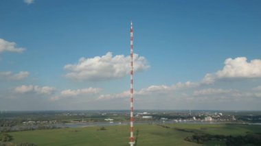 Kuzey Ren-Vestfalya 'daki TV ve Radyo Yayın Kulesi 1968 yılında çelik iskelet olarak inşa edilmiştir. Verici radyo, dijital radyo (DAB) ve televizyon (DVB-T) programları yayınlıyor.