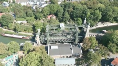 Waltrop 'taki tarihi tekne kaldırma. Tarihçi Henrichenburg gemi asansörü 1899 yılında açıldı ve yaklaşık 1.000 ton gemi ve su dolu yalağı 14 metreye kadar kaldırabildi..