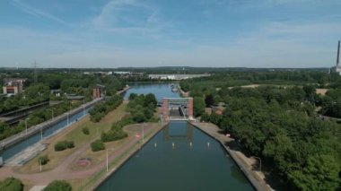 Kuzey Ren-Vestfalya 'nın Waltrop kentindeki tekne asansörü 1989 yılında açıldı. Yapı, popüler bir turizm merkezi olan tarihi Henrichenburg Bot Lift 'in yanında yer alıyor.. 