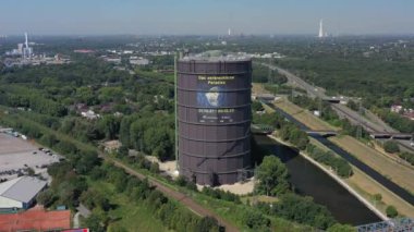 Gasometer Oberhausen sanayi-kültür ve belediye simgesidir. 117 metre yüksekliği ve 67 metre çapıyla, sanayi anıtının havadar iç kısımları Avrupa 'nın en büyük sergi mekanına ev sahipliği yapıyor..