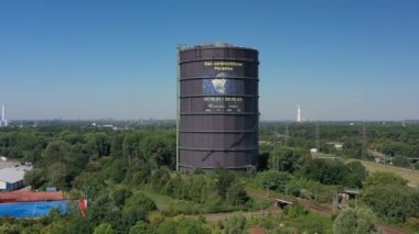Gasometer Oberhausen sanayi-kültür ve belediye simgesidir. 117 metre yüksekliği ve 67 metre çapıyla, sanayi anıtının havadar iç kısımları Avrupa 'nın en büyük sergi mekanına ev sahipliği yapıyor..