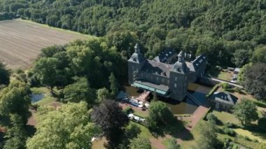 Kuzey Ren-Vestfalya 'daki Ortaçağ Şatosu, günümüzde bir otel olarak hizmet vermektedir..