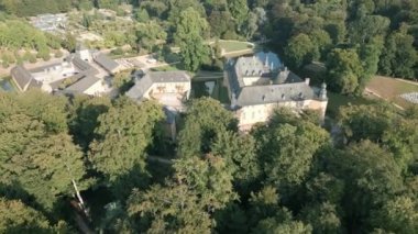 Jchen şehrindeki Dyck Şatosu Rhineland 'daki en önemli su kalelerinden biridir. Binalar esasen Otuz Yıl Savaşı 'ndaki (1681-1648) yıkımdan sonra devlete dayanıyor.).