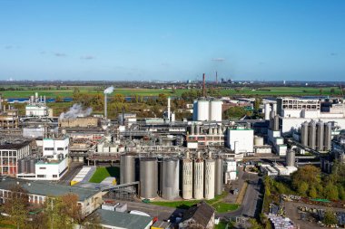 Kuzey Ren-Vestfalya 'da Ren nehri kıyısındaki bir limanda mısır nişastası fabrikası. Maisstrke-Fabrik am Rheinhafen.