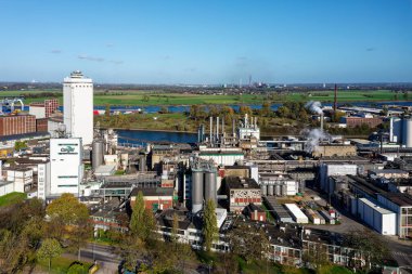 Kuzey Ren-Vestfalya 'da Ren nehri kıyısındaki bir limanda mısır nişastası fabrikası. Maisstrke-Fabrik am Rheinhafen.