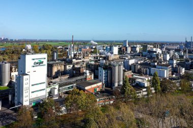 Kuzey Ren-Vestfalya 'da Ren nehri kıyısındaki bir limanda mısır nişastası fabrikası. Maisstrke-Fabrik am Rheinhafen.