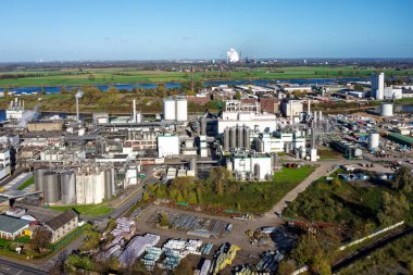 Kuzey Ren-Vestfalya 'da Ren nehri kıyısındaki bir limanda mısır nişastası fabrikası. Maisstrke-Fabrik am Rheinhafen.