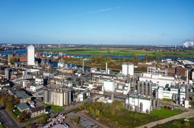 Kuzey Ren-Vestfalya 'da Ren nehri kıyısındaki bir limanda mısır nişastası fabrikası. Maisstrke-Fabrik am Rheinhafen.