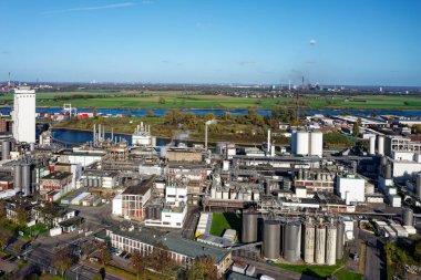 Kuzey Ren-Vestfalya 'da Ren nehri kıyısındaki bir limanda mısır nişastası fabrikası. Maisstrke-Fabrik am Rheinhafen.