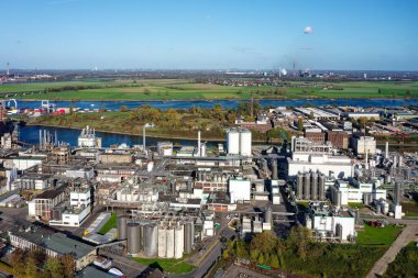 Kuzey Ren-Vestfalya 'da Ren nehri kıyısındaki bir limanda mısır nişastası fabrikası. Maisstrke-Fabrik am Rheinhafen.