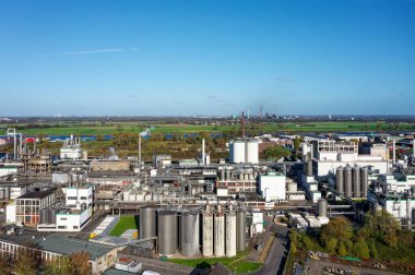 Kuzey Ren-Vestfalya 'da Ren nehri kıyısındaki bir limanda mısır nişastası fabrikası. Maisstrke-Fabrik am Rheinhafen.