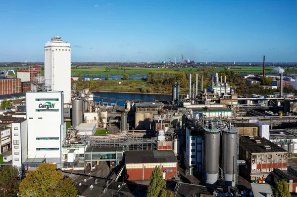 Corn starch factory at a harbor on the Rhine river, in North Rhine-Westphalia. Maisstrke-Fabrik am Rheinhafen.