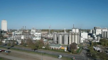 Kuzey Ren-Vestfalya 'da Ren Nehri' nin kıyısındaki bir limanda mısır nişastası fabrikası.