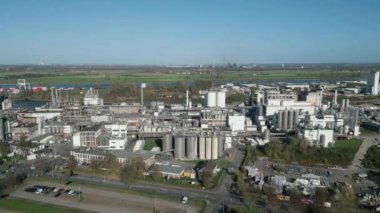 Kuzey Ren-Vestfalya 'da Ren Nehri' nin kıyısındaki bir limanda mısır nişastası fabrikası.