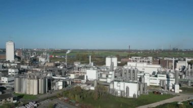 Kuzey Ren-Vestfalya 'da Ren Nehri' nin kıyısındaki bir limanda mısır nişastası fabrikası.