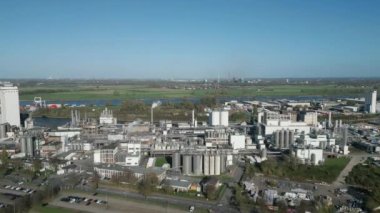 Kuzey Ren-Vestfalya 'da Ren Nehri' nin kıyısındaki bir limanda mısır nişastası fabrikası.