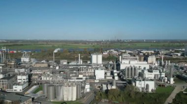 Kuzey Ren-Vestfalya 'da Ren Nehri' nin kıyısındaki bir limanda mısır nişastası fabrikası.