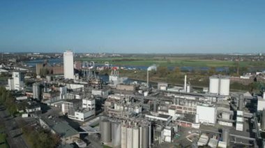 Kuzey Ren-Vestfalya 'da Ren Nehri' nin kıyısındaki bir limanda mısır nişastası fabrikası.