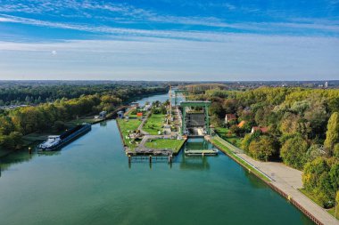 Gemi Dorsten, Kuzey Ren-Vestfalya 'da kilitleniyor. Büyük kilit 1928 'de tamamlandı ve iki ucunda da asansör kapıları var. 222 metre uzunluğunda, 12 metre genişliğinde ve 2.80 metrelik bir cereyan için tasarlanmıştır. Başlangıç kalınlıklarının 2022 yılında değiştirilmesi gerekiyor. 