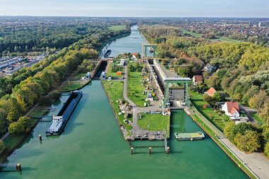 Gemi Dorsten, Kuzey Ren-Vestfalya 'da kilitleniyor. Büyük kilit 1928 'de tamamlandı ve iki ucunda da asansör kapıları var. 222 metre uzunluğunda, 12 metre genişliğinde ve 2.80 metrelik bir cereyan için tasarlanmıştır. Başlangıç kalınlıklarının 2022 yılında değiştirilmesi gerekiyor. 