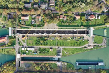 Gemi Dorsten, Kuzey Ren-Vestfalya 'da kilitleniyor. Büyük kilit 1928 'de tamamlandı ve iki ucunda da asansör kapıları var. 222 metre uzunluğunda, 12 metre genişliğinde ve 2.80 metrelik bir cereyan için tasarlanmıştır. Başlangıç kalınlıklarının 2022 yılında değiştirilmesi gerekiyor. 