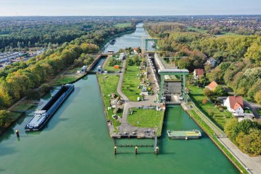 Gemi Dorsten, Kuzey Ren-Vestfalya 'da kilitleniyor. Büyük kilit 1928 'de tamamlandı ve iki ucunda da asansör kapıları var. 222 metre uzunluğunda, 12 metre genişliğinde ve 2.80 metrelik bir cereyan için tasarlanmıştır. Başlangıç kalınlıklarının 2022 yılında değiştirilmesi gerekiyor. 