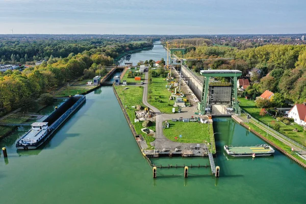 Ship locks in Dorsten, North Rhine-Westphalia. The larger lock was completed in 1928 and has lift gates at both ends. It is 222 meters long, 12 meters wide and is designed for a draft of 2.80 meters. The inset bollards needed to be replaced in 2022.
