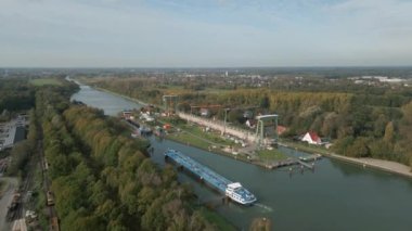 Dorsten, Kuzey Ren-Vestfalya 'da Wesel-Datteln Kanalı boyunca kanal kilitleniyor. Büyük kilit 1928 'de tamamlandı ve iki ucunda da asansör kapıları var. 222 metre uzunluğunda, 12 metre genişliğinde, 2022 'de yerine konması gereken iç gövdeler var.. 