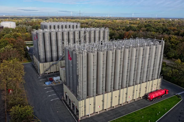 Kuzey Ren-Vestfalya 'daki silo temizliği için kimyasallarla dolu paslanmaz çelik tanklar.