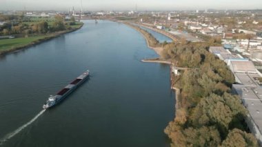 Paslanmaz çelik tanklar Almanya 'daki Ren nehrinde kimyasallar depoluyor. Kimyasallar yeniden paketlenip müşterilere kamyon, izotop, kutu konteynır veya tanker ile teslim ediliyor..
