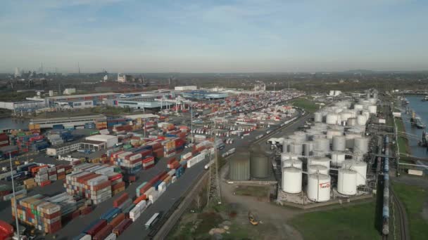 ドイツのライン川にコンテナターミナルとオイルタンクを持つ商業港 — ストック動画